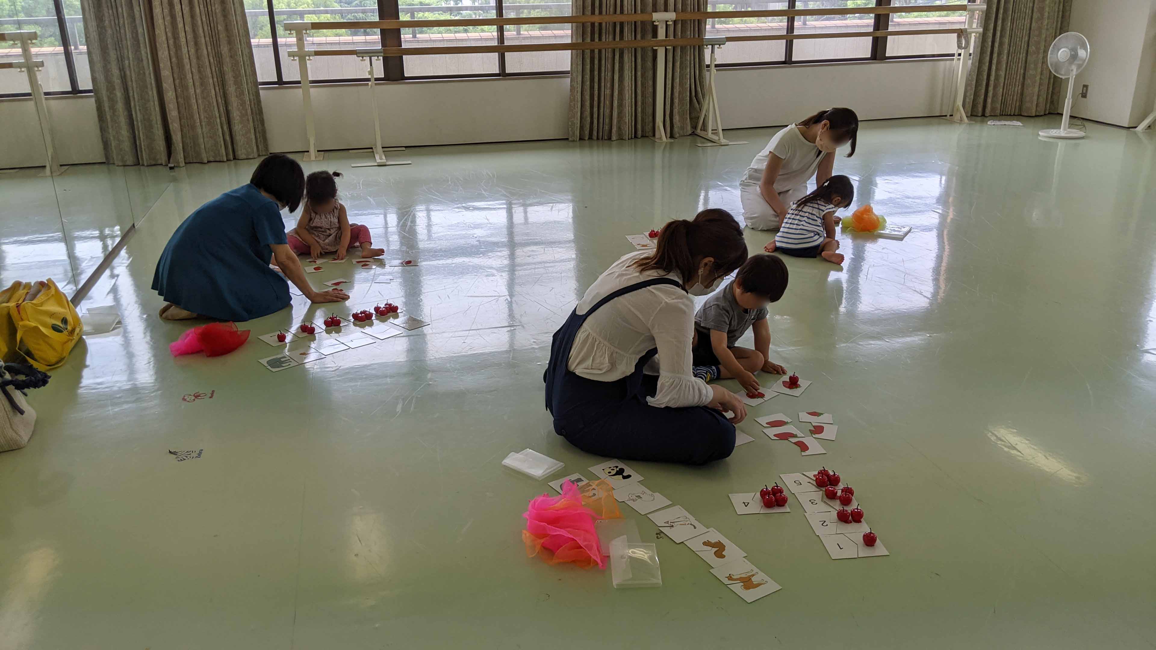 野田教室でリトミックのレッスンを受ける親子たち