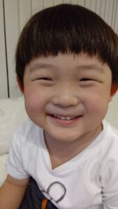 ニコニコ笑顔の4歳の男の子