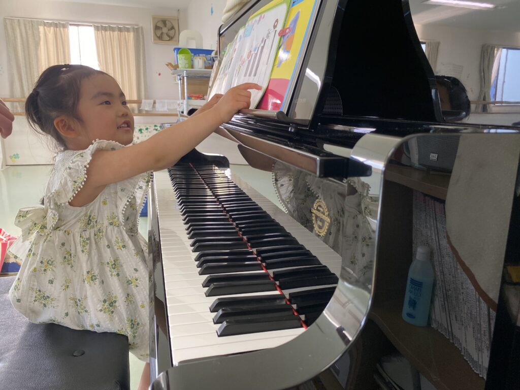ピアノレッスンをする女の子
